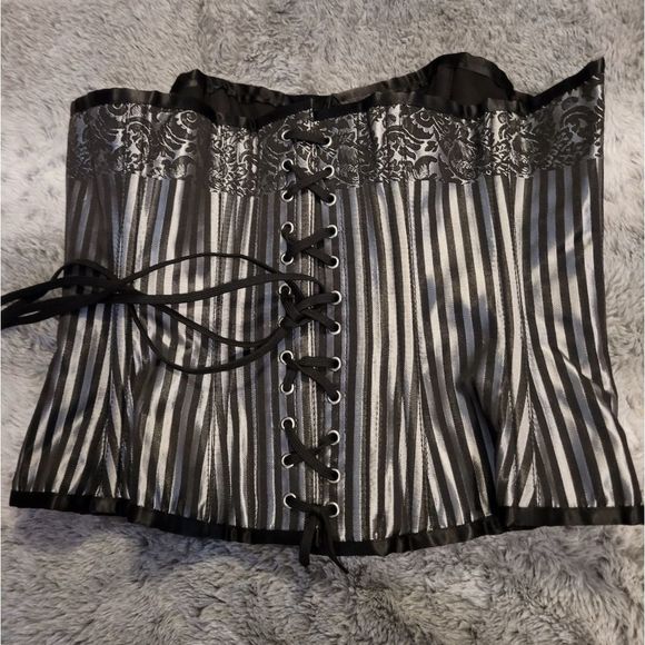 New True Steel boned striped Corset. - Picture 4 of 12